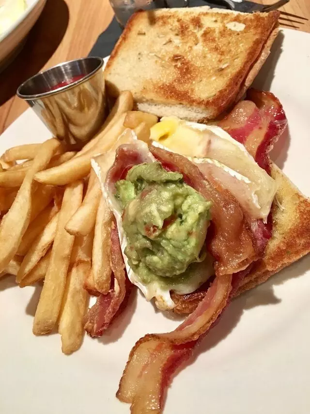 Avenues Bistro