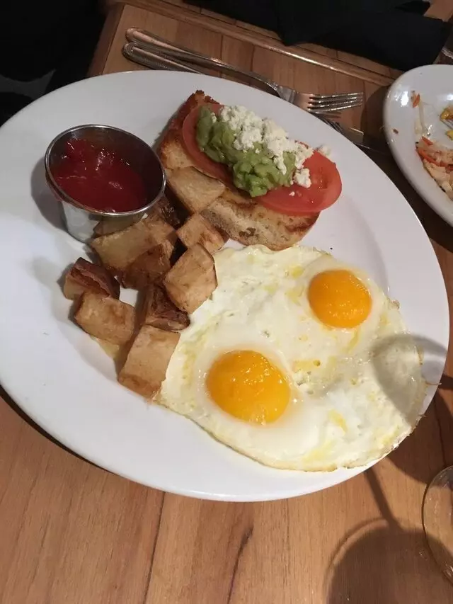 Avenues Bistro
