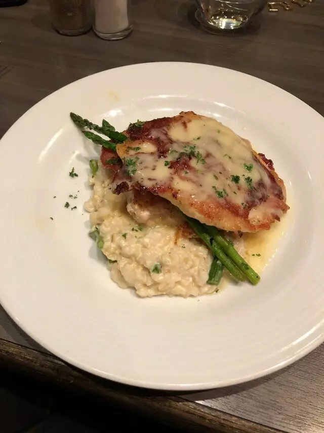 Avenues Bistro