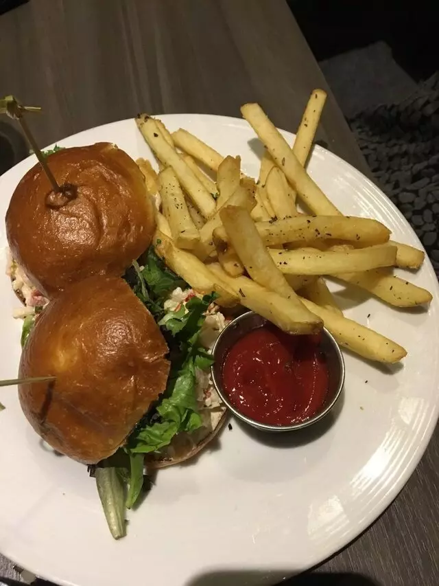 Avenues Bistro
