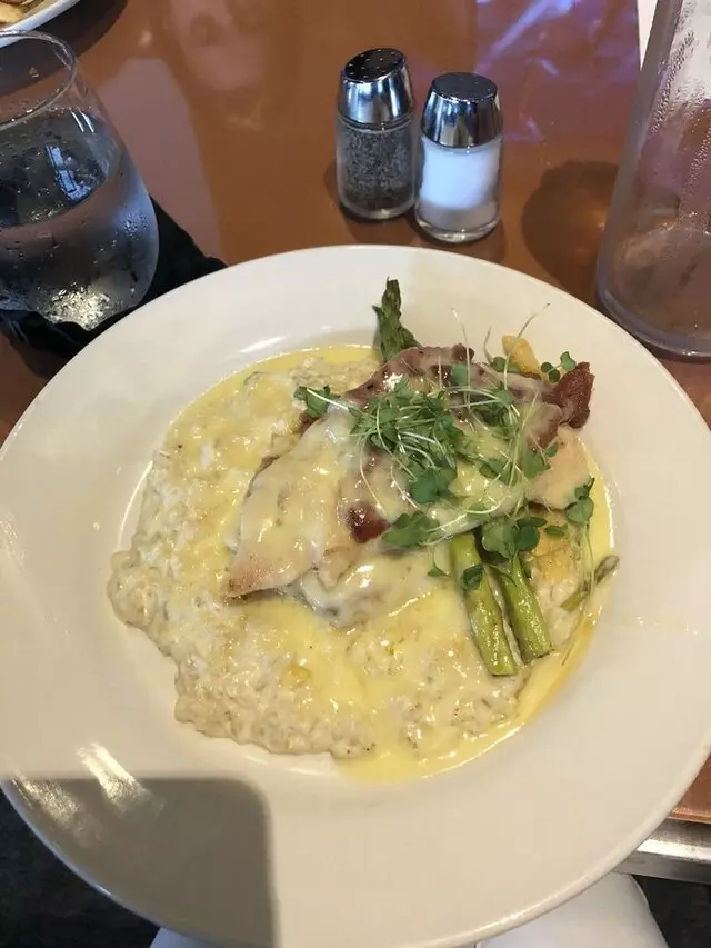 Avenues Bistro