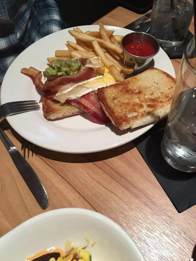 Avenues Bistro