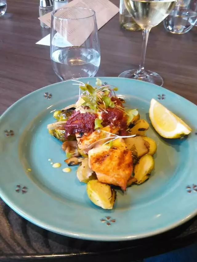 Avenues Bistro