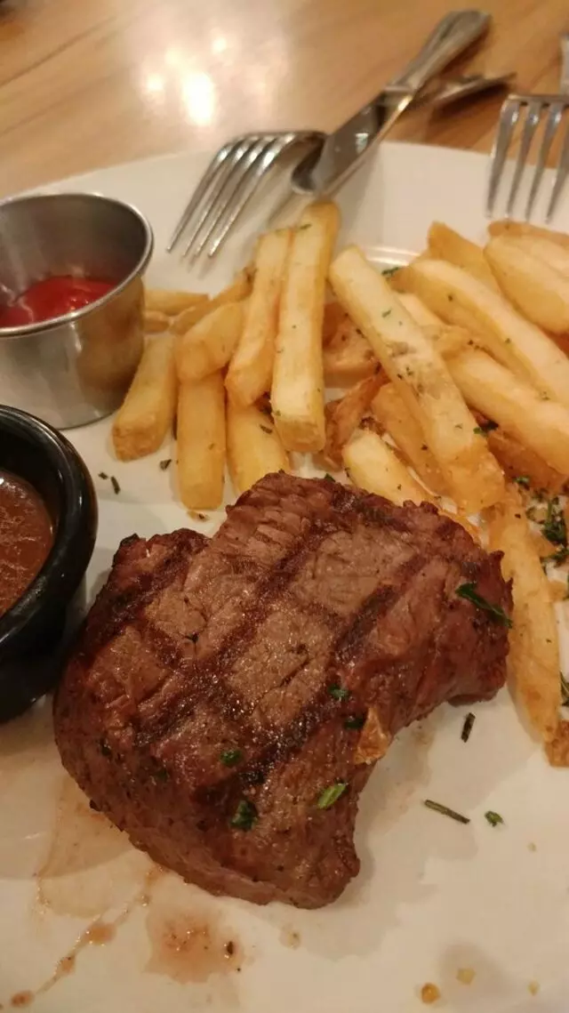 Avenues Bistro