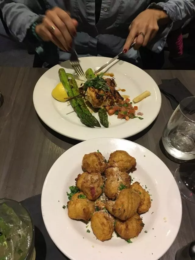 Avenues Bistro