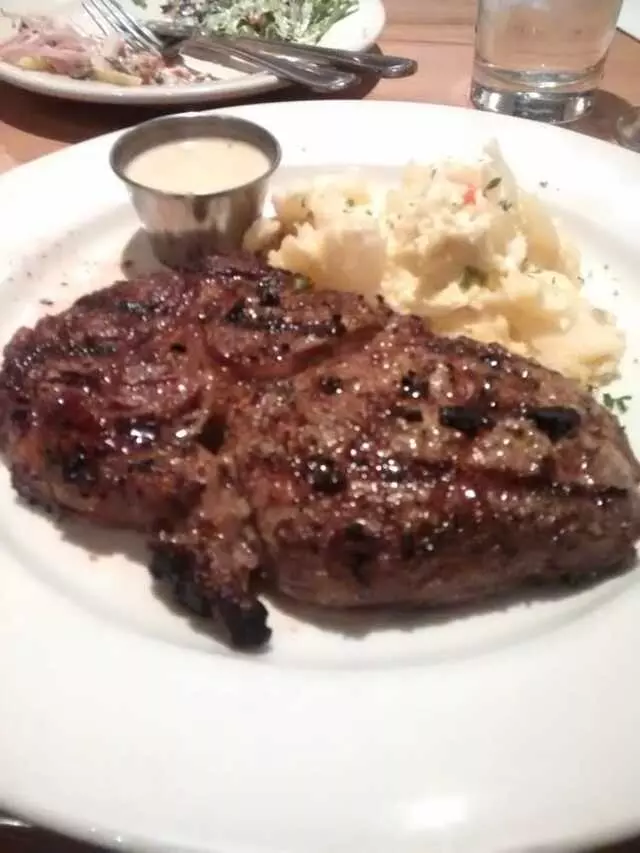 Avenues Bistro